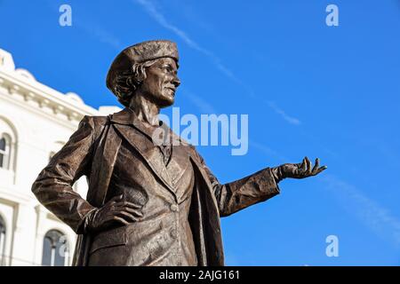 Nancy Astor MP statue de bronze sur Plymouth Hoe, dévoilée en 2019 pour commémorer qu'elle est la première femme à occuper son siège au Parlement. Banque D'Images