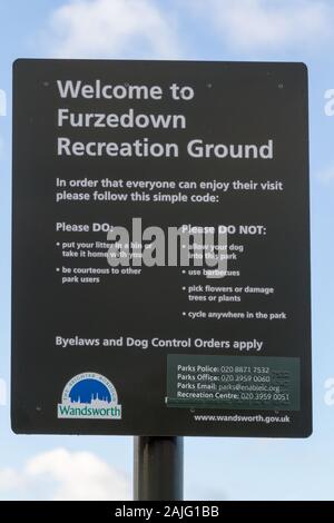 Panneau à l'entrée de Furzedown Recreation Ground, Wandsworth, Londres, montrant le code de conduite pour l'espace partagé Banque D'Images