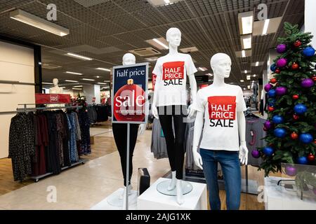 Le mannequin dans le magasin Debenhams, boutique de vêtements une publicité vente moitié prix, ventes de Noël et Nouvel An Banque D'Images