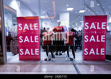 Mannequin's dans un grand magasin, boutique de vêtements faisant la publicité d'une vente à moitié prix, après Noël, ventes de Noël, ventes de nouvelles Années Banque D'Images