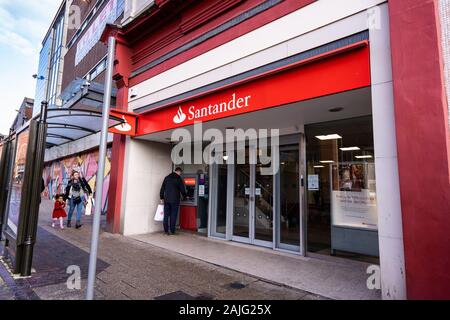 La banque Santander sur la haute rue au coeur du centre ville de Hanley, Stoke on Trent, Staffordshire Banque D'Images