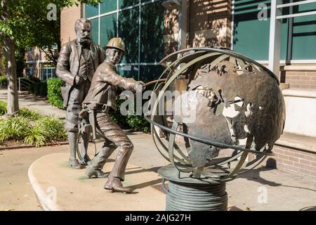 Statue d'Alexandre Graham Bell, Charlotte, NC, USA Banque D'Images