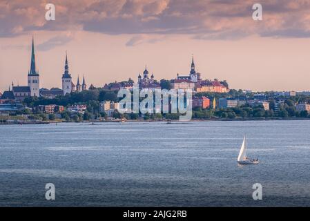 Belle vue panoramique sur la vieille ville de Tallinn à partir de la mer au coucher du soleil, bateau à voile. Vue panoramique, Tallin skyline Banque D'Images