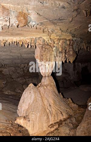 Pilier de calcite, stalagnate, qui sont formés par une stalactite et d'une stalagmite, ayant rencontré, Lang Cave, Parc national du Gunung Mulu, Sarawak, Bornéo, Malaisie Banque D'Images