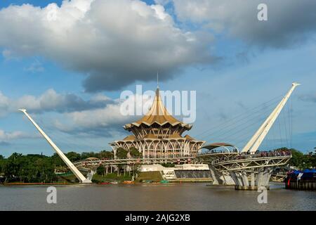 Édifice de l'Assemblée législative de l'État de Sarawak, Dewan Undangan Negri, l'Assemblée de l'État à la rivière Sarawak, Kuching, Sarawak, Bornéo, Malaisie Banque D'Images