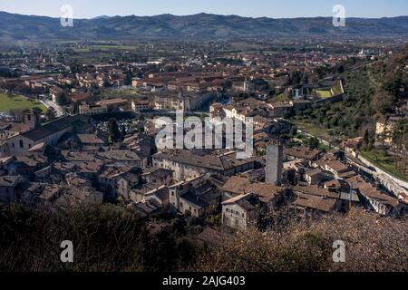 Vue panoramique de Gubbio, une ville médiévale en Ombrie dans la province de Pérouse Banque D'Images