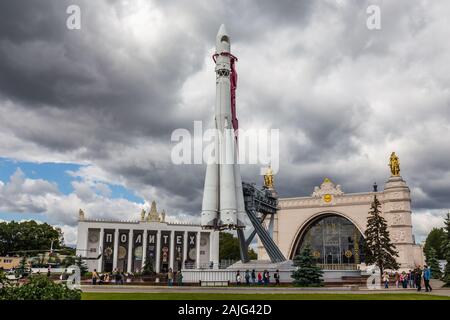 Fusée Spatiale soviétique de Vostok VDNH park à Moscou à gros plan journée ensoleillée sur fond de ciel bleu avec des nuages blancs. Moscou, Russie - le 06 août 2019. Banque D'Images