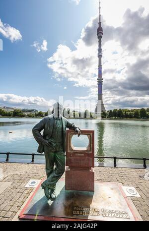 La tour de télévision Ostankino avec statue de plat créateur. Centre de radiodiffusion à Moscou, Russie. Moscou, Russie - le 06 août 2019. Banque D'Images