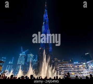 Dubaï, Emirats Arabes Unis : Amazing light et fontaines montrer sur le Burj Khalifa, l'immeuble le plus haut gratte-ciel du monde, illuminée par nuit Banque D'Images