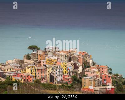 Corniglia, Cinque Terre (Cinq Terres), Ligurie, Italie : Vue aérienne d'un village perché sur une colline, typiques maisons colorées. Site de l'UNESCO Banque D'Images