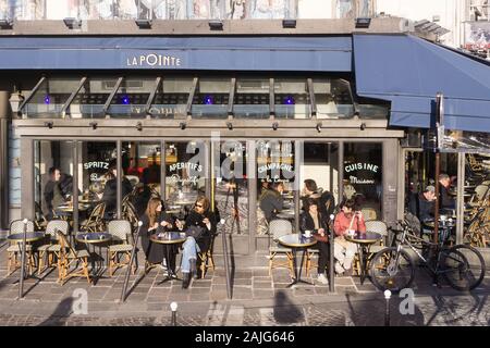 Paris La Pointe - Les personnes bénéficiant de soleil à la pointe terrasse de café sur la rue Montorgueil dans le 1er arrondissement de Paris, France, Europe. Banque D'Images