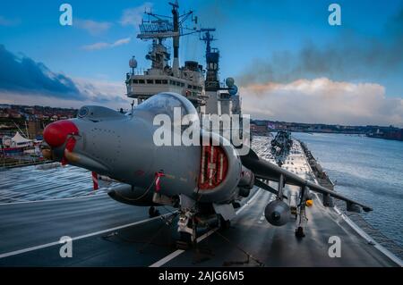 Harrier GR9s à bord de la lumière porte-avions HMS Ark Royal au cours de sa visite d'adieu à la rivière Tyne où elle a été construite dans les années 1980 Banque D'Images