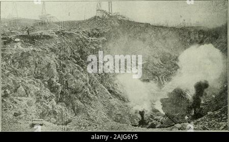 E/MJ : engineering and mining journal . Vue DE LA MINE OU GLORY HOLE. Cette fosse est d'environ 300 FT. De profondeur. Une IDÉE DE LA PROFONDEUR PEUT ÊTRE JUGÉ PAR LA TAILLE DE L'HOMME EN BAS.. Un VIKW D'UNE DES CITERNES, SHUWIM SHUVELS WUUK llliv. À 22 et 29 novembre, 191S ENGINEERING AND MINING JOURNAL 827 Banque D'Images