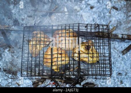 Barbecue de porc préparé à l'extérieur sur une chaude journée d'été dans un camp Banque D'Images
