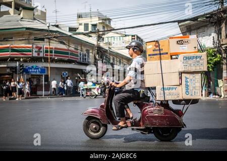 Bangkok, Thaïlande - 24 mars 2017 : Un homme non identifié à cheval un vieux Vespa cyclomoteur. Banque D'Images