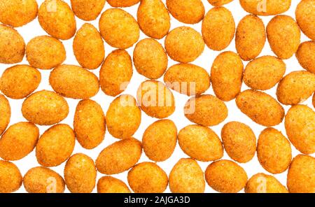 Arachides enrobées isolé sur fond blanc avec chemin de détourage, écrous, collection top view Banque D'Images