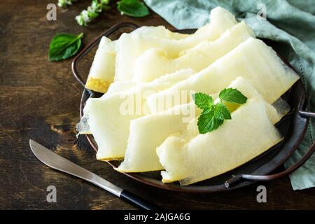 Les melons frais tranchés en morceaux sur la table en bois rustique. Banque D'Images