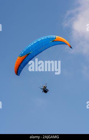 Genève, Suisse - le 14 avril 2019 : parapente dans les Alpes suisses sur les montagnes contre ciel bleu clair - image Banque D'Images