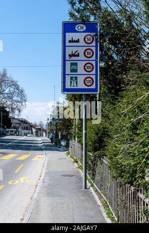 Genève, Suisse - le 14 avril 2019 - Frontière française avec la Suisse. Signe de route sur la route en Suisse - image Banque D'Images