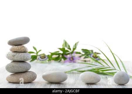 Spa still life of passiflora fleur sur pierres zen gros plan sur fond blanc Banque D'Images