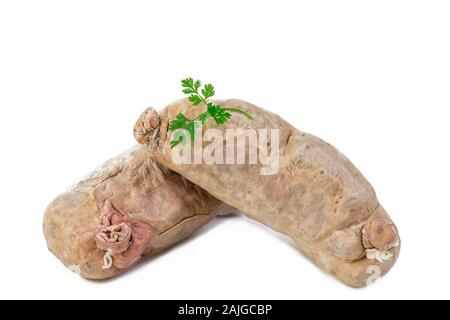 L'Andouillette : saucisse de porc typique français à partir de l'intestin sur fond blanc Banque D'Images
