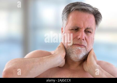 Man avec une forte douleur à l'arrière de son cou vue avant Banque D'Images