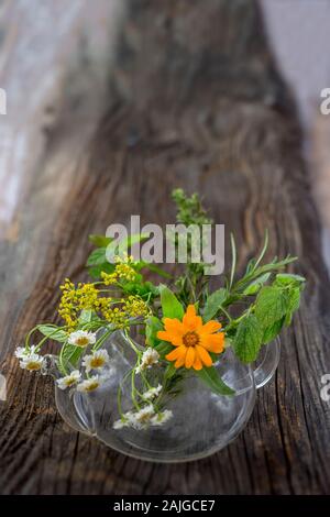 Plateau-pot de thé de fines herbes et de plantes, fleurs isolé sur fond de bois old brown Banque D'Images