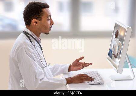 La télémédecine et la télésanté concept, médecin avec un stéthoscope sur l'ordinateur de l'écran du portable. Banque D'Images