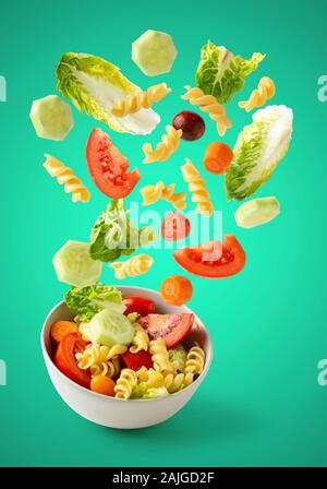 Salade de pâtes alimentaires battant en caractères gras, pour le travail de bureau, mais rapide, les aliments sains, isolé de fond vert Banque D'Images