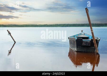 Bateau en bois sur le lac. Matin nature pêche avant Banque D'Images