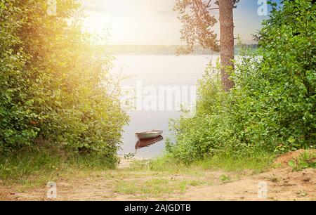 Bateau en bois sur le lac. Matin nature pêche avant Banque D'Images