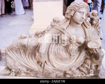 Egypte, Alexandrie, le musée gréco-romain, statue de la déesse Euthenia, épouse du dieu du Nil. Il y a 16 enfants. Banque D'Images