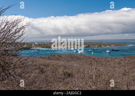 Bahia Naufragio et Puerto Baquerizo Moreno, la ville principale de l'île de San Cristobal, Galapagos, Equateur. Banque D'Images