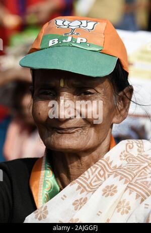 Guwahati, Assam, Inde. 4 janvier, 2020. Bharatiya Janata Party (BJP) les supporters affluent pour le stand du parti et des représentants élus président niveau rencontrez où ils appuient l'Indian nouvelle loi sur la citoyenneté, à Guwahati. Crédit : David Talukdar/ZUMA/Alamy Fil Live News Banque D'Images