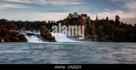 Une longue exposition photo de la Rhein falls avec le château de Laufen sur l'arrière-plan. Banque D'Images