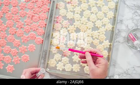 Mise à plat. Étape par étape. L'époussetage des flocons de chocolat cuir avec la poussière. alimentaires Banque D'Images