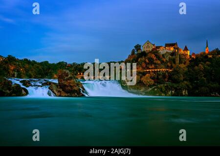 Une longue exposition photo de la Rhein falls avec le château de Laufen sur l'arrière-plan. Banque D'Images