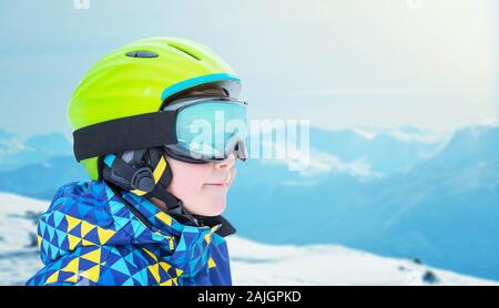 Garçon avec des lunettes de ski (en montrant des reflets de sommets de montagnes. Close-up, à côté de l'espace de copie Banque D'Images