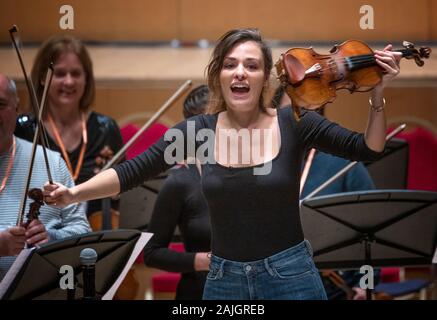 La violoniste Nicola Benedetti effectue avec la Fondation Benedetti et tuteurs ambassadeurs pour 350 jeunes musiciens à la première Benedetti Sessions à la Glasgow Royal Concert Hall,. Banque D'Images