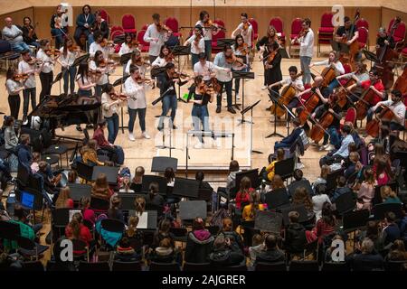 La violoniste Nicola Benedetti effectue avec la Fondation Benedetti et tuteurs ambassadeurs pour 350 jeunes musiciens à la première Benedetti Sessions à la Glasgow Royal Concert Hall,. Banque D'Images