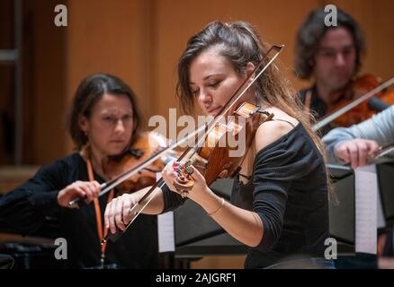 La violoniste Nicola Benedetti effectue avec la Fondation Benedetti et tuteurs ambassadeurs pour 350 jeunes musiciens à la première Benedetti Sessions à la Glasgow Royal Concert Hall,. Banque D'Images