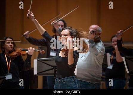 La violoniste Nicola Benedetti effectue avec la Fondation Benedetti et tuteurs ambassadeurs pour 350 jeunes musiciens à la première Benedetti Sessions à la Glasgow Royal Concert Hall,. Banque D'Images