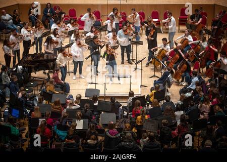 La violoniste Nicola Benedetti effectue avec la Fondation Benedetti et tuteurs ambassadeurs pour 350 jeunes musiciens à la première Benedetti Sessions à la Glasgow Royal Concert Hall,. Banque D'Images