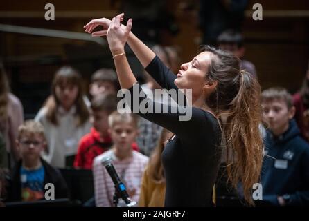 La violoniste Nicola Benedetti effectue avec la Fondation Benedetti et tuteurs ambassadeurs pour 350 jeunes musiciens à la première Benedetti Sessions à la Glasgow Royal Concert Hall,. Banque D'Images