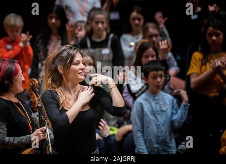 La violoniste Nicola Benedetti effectue avec la Fondation Benedetti et tuteurs ambassadeurs pour 350 jeunes musiciens à la première Benedetti Sessions à la Glasgow Royal Concert Hall,. Banque D'Images