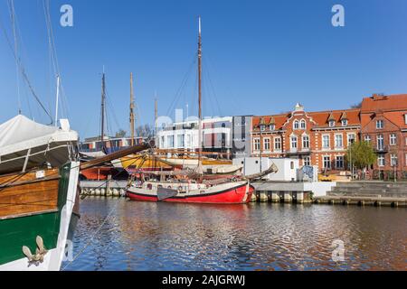 Vieux voiliers en bois dans le port de Greifswald, Allemagne Banque D'Images