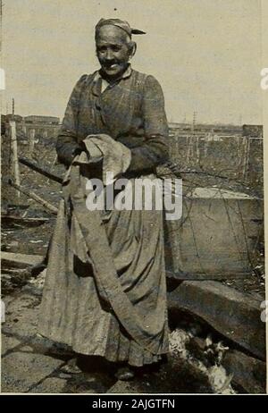 Les Américains nés à l'étranger et leurs enfants ; notre devoir et l'occasion pour Dieu et le pays du point de vue de l'église épiscopale . Étrangers en attente d'admission à Ellis Island. Banque D'Images