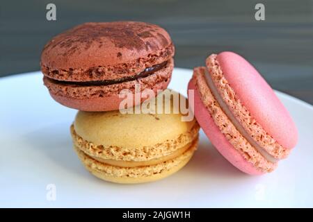 Trois des macarons colorés isolé sur fond noir et blanc Banque D'Images