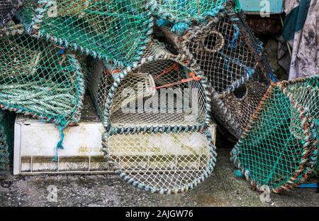 Les pêcheurs des casiers à homard empilés à Elgol sur l'île de Skye, en Écosse, au coucher du soleil. Banque D'Images