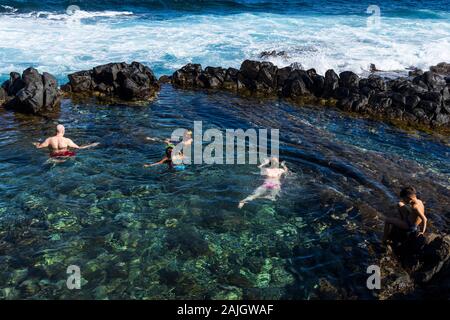 Nager dans le Charco Los Chochos, rockpool à Playa de Sibora, Los Silos, Tenerife, Canaries, Espagne Banque D'Images